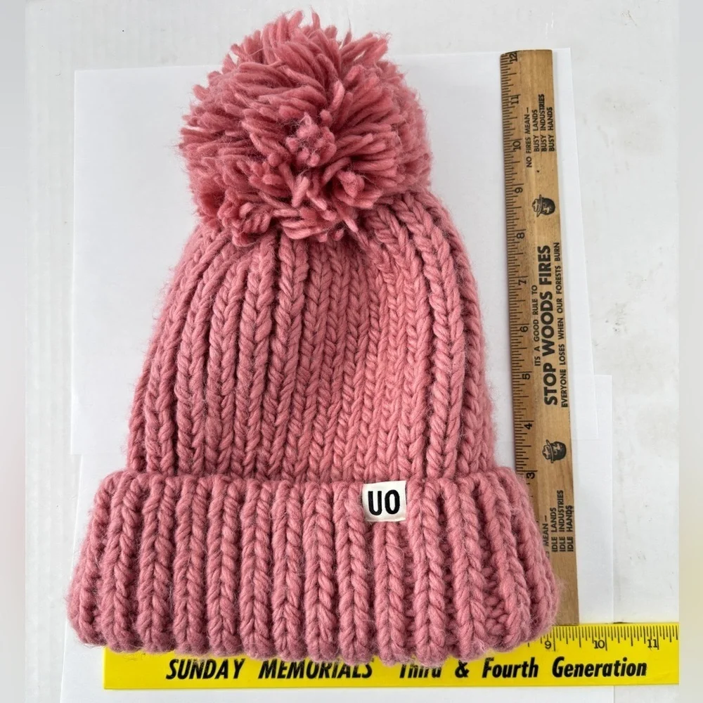 Urban Outfitters Beanie Hat Ribbed Knit Chunky Large Pom-Pom Pink Winer Cap Ski